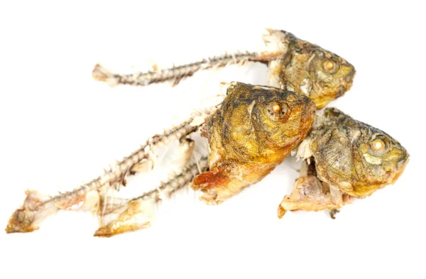 骨头和鱼的头部被白色背景隔离 剩下的炸鱼食物废料 — 图库照片