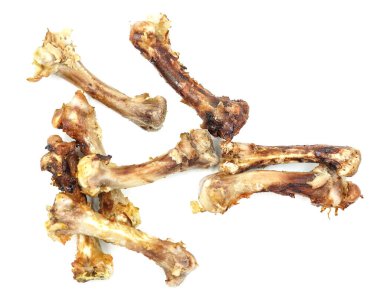 Beyaz arka planda küçük kemikler. Yemek artıkları. tavuk kemikleri