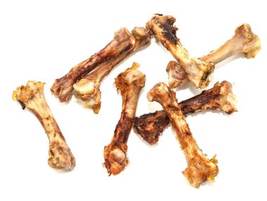 Beyaz arka planda küçük kemikler. Yemek artıkları. tavuk kemikleri