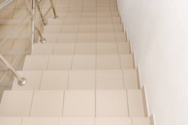 Modern bir binada merdiven boşluğu. Sessiz bir binada boş bir merdiven boşluğu. Merdivenlere çık.