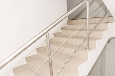 Modern bir binada merdiven boşluğu. Sessiz bir binada boş bir merdiven boşluğu. Merdivenlere çık.