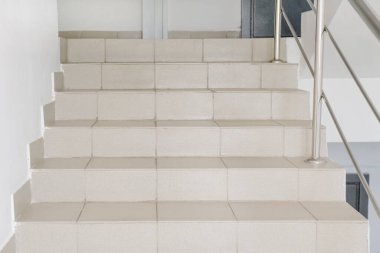 Modern bir binada merdiven boşluğu. Sessiz bir binada boş bir merdiven boşluğu. Merdivenlere çık.