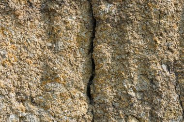 Kilden bir taş ocağında yer altındaki farklı katmanların dokusu. kil duvar arkaplanı kapat