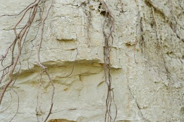 Kilden bir taş ocağında yer altındaki farklı katmanların dokusu. kil duvar arkaplanı kapat 