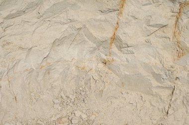 Kilden bir taş ocağında yer altındaki farklı katmanların dokusu. kil duvar arkaplanı kapat