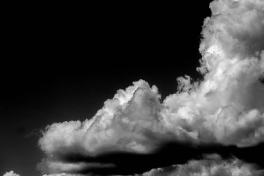 Yağmurdan önceki gökyüzü, bulutlu dramatik gökyüzü, kara bulutlar arka plan