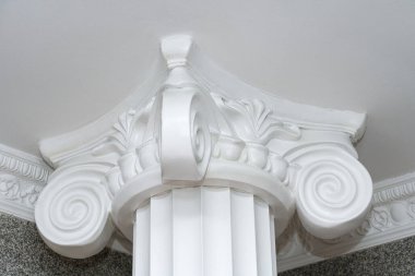 Beyaz doğal beton sütun başkentleri kapanıyor. alçıtaşı başkentleri