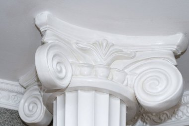 Beyaz doğal beton sütun başkentleri kapanıyor. alçıtaşı başkentleri