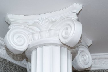 Beyaz doğal beton sütun başkentleri kapanıyor. alçıtaşı başkentleri