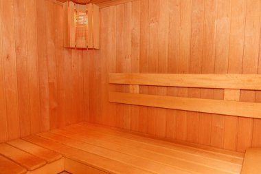 Arkaplan olarak içi boş sauna odası.