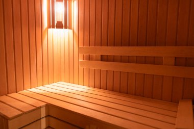 Arkaplan olarak içi boş sauna odası.