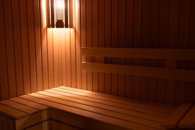 Arkaplan olarak içi boş sauna odası.
