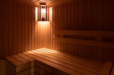 Arkaplan olarak içi boş sauna odası.