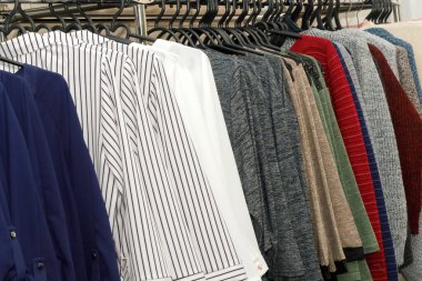 Lothing butik mağazasının içi bulanık arka plan. Odaklanamayan moda mağazası