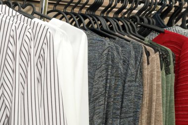 Lothing butik mağazasının içi bulanık arka plan. Odaklanamayan moda mağazası