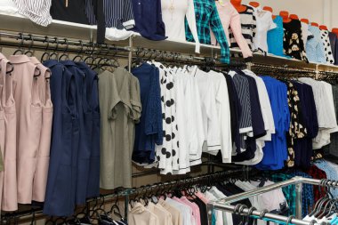 Lothing butik mağazasının içi bulanık arka plan. Odaklanamayan moda mağazası