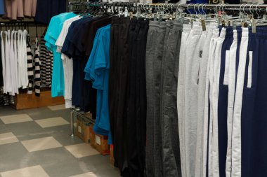 Lothing butik mağazasının içi bulanık arka plan. Odaklanamayan moda mağazası