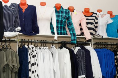 Lothing butik mağazasının içi bulanık arka plan. Odaklanamayan moda mağazası