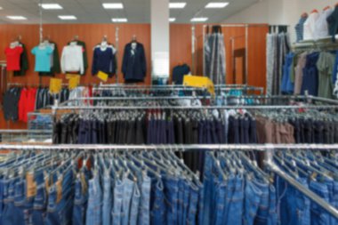 Lothing butik mağazasının içi bulanık arka plan. Odaklanamayan moda mağazası