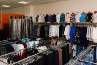 Lothing butik mağazasının içi bulanık arka plan. Odaklanamayan moda mağazası