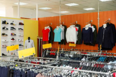 Lothing butik mağazasının içi bulanık arka plan. Odaklanamayan moda mağazası
