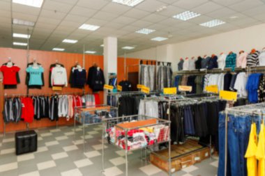 Lothing butik mağazasının içi bulanık arka plan. Odaklanamayan moda mağazası