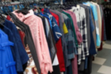 Lothing butik mağazasının içi bulanık arka plan. Odaklanamayan moda mağazası