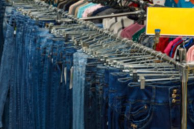 Lothing butik mağazasının içi bulanık arka plan. Odaklanamayan moda mağazası