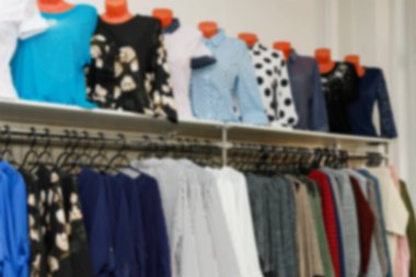 Lothing butik mağazasının içi bulanık arka plan. Odaklanamayan moda mağazası