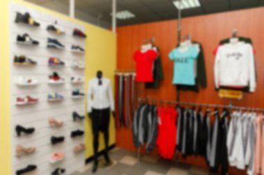 Lothing butik mağazasının içi bulanık arka plan. Odaklanamayan moda mağazası