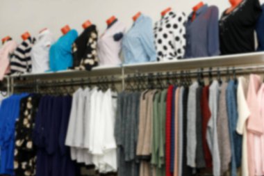 Lothing butik mağazasının içi bulanık arka plan. Odaklanamayan moda mağazası