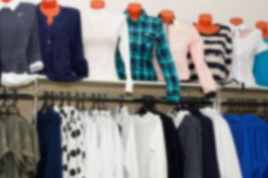 Lothing butik mağazasının içi bulanık arka plan. Odaklanamayan moda mağazası