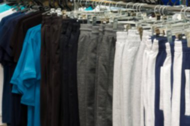 Lothing butik mağazasının içi bulanık arka plan. Odaklanamayan moda mağazası