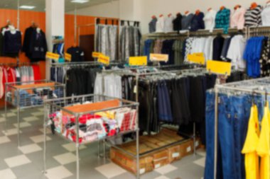 Lothing butik mağazasının içi bulanık arka plan. Odaklanamayan moda mağazası