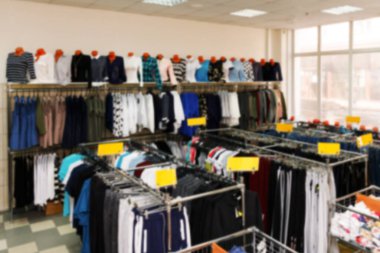 Lothing butik mağazasının içi bulanık arka plan. Odaklanamayan moda mağazası