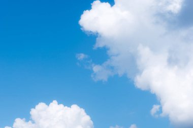 Güzel sirrus bulutları mavi gökyüzünde güneşli bir günde arka plan dokusunda