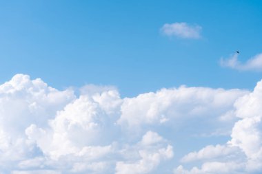 Güzel sirrus bulutları mavi gökyüzünde güneşli bir günde arka plan dokusunda