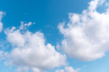 Güzel sirrus bulutları mavi gökyüzünde güneşli bir günde arka plan dokusunda