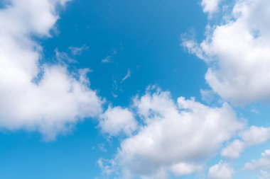 Güzel sirrus bulutları mavi gökyüzünde güneşli bir günde arka plan dokusunda