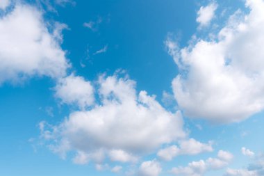 Güzel sirrus bulutları mavi gökyüzünde güneşli bir günde arka plan dokusunda