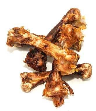 Beyaz arka planda küçük kemikler. Yemek artıkları. tavuk kemikleri