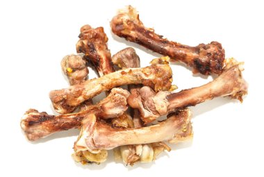 Beyaz arka planda küçük kemikler. Yemek artıkları. tavuk kemikleri