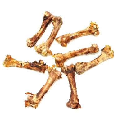 Beyaz arka planda küçük kemikler. Yemek artıkları. tavuk kemikleri