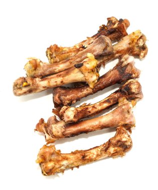 Beyaz arka planda küçük kemikler. Yemek artıkları. tavuk kemikleri