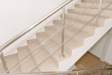 Modern bir binada merdiven boşluğu. Sessiz bir binada boş bir merdiven boşluğu. Merdivenlere çık.