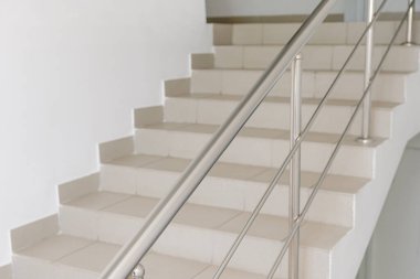 Modern bir binada merdiven boşluğu. Sessiz bir binada boş bir merdiven boşluğu. Merdivenlere çık.