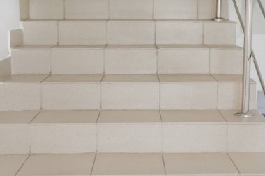 Modern bir binada merdiven boşluğu. Sessiz bir binada boş bir merdiven boşluğu. Merdivenlere çık.