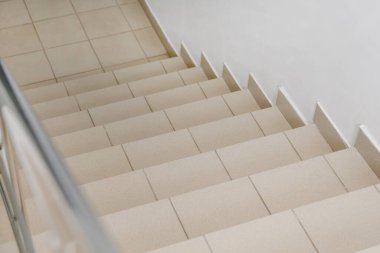 Modern bir binada merdiven boşluğu. Sessiz bir binada boş bir merdiven boşluğu. Merdivenlere çık.