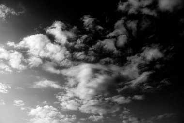 Yağmurdan önceki gökyüzü, bulutlu dramatik gökyüzü, kara bulutlar arka plan