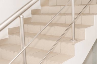 Modern bir binada merdiven boşluğu. Sessiz bir binada boş bir merdiven boşluğu. Merdivenlere çık.